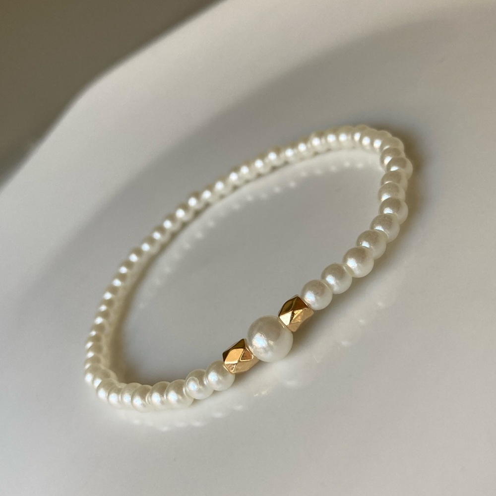 Delicate & Simple Style Design Pearl Bracelet - Picture 5 of 7